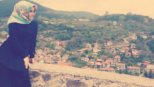 Traktör, dere yatağına devrildi; 2 çocuk annesi öldü