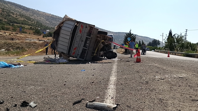 Adıyaman'da kamyonet ile otomobil çarpıştı: 1 ölü, 5 yaralı