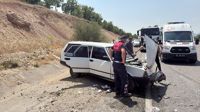 Gölbaşı'nda çarpışan iki otomobilin sürücüsü yaralandı