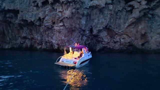 Antalya'da denizde sürüklenen teknedeki 3 kişi kurtarıldı