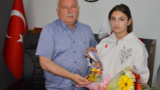 Havzalı genç bilek güreşi şampiyonu altın ile ödüllendirdi