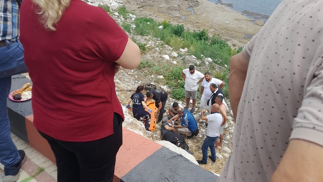 Isparta'da kaldırımda yürürken dengesini kaybeden kişi kayalık alana düştü