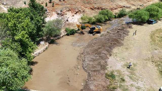 Araban'daki Sıtma Pınar Çayı temizlendi