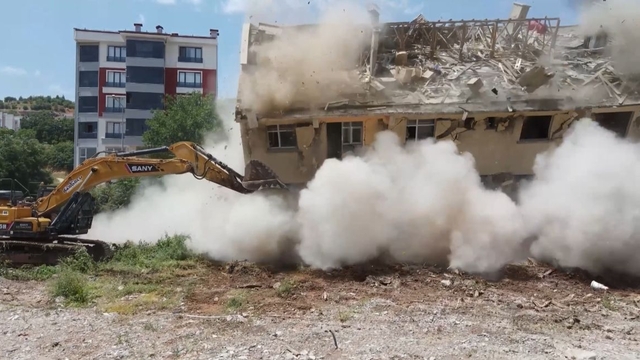 Tunceli'de hasarlı yapılar yıkılıyor