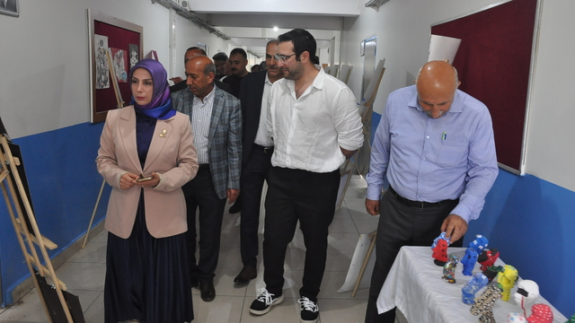 Bulanık'ta lise öğrencilerinin resim sergisi açıldı