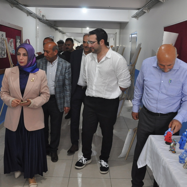 Bulanık'ta lise öğrencilerinin resim sergisi açıldı