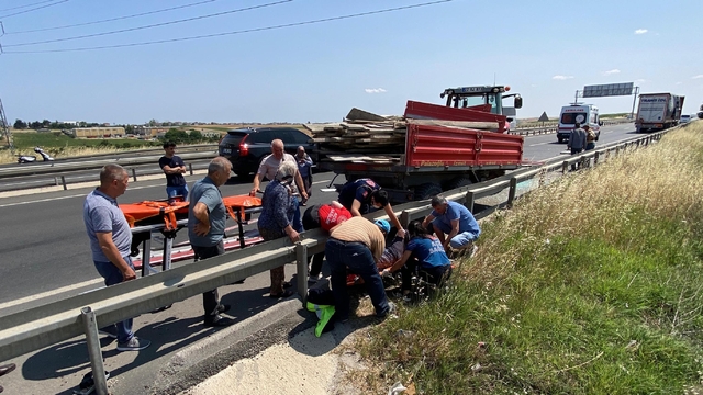 TIR, traktör çarpıştı; 2 yaralı