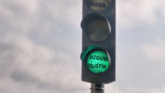 Eynesil'de İsrail trafik ışıklarıyla protesto edildi
