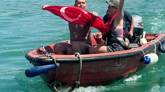 Otizmli ultra maraton yüzücüsü Tuna, Manş Denizi'ni geçti (2)