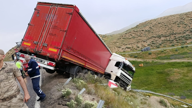 Van'da devrilen tırın sürücüsü yaralandı