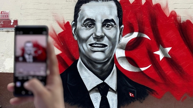 Ferdi Zeyrek'in resmi Altıeylül ilçesindeki okulun duvarına çizildi