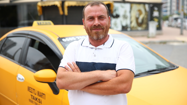 Mersin'de el freni çekilmediği için hareket eden otomobili taksici durdurdu