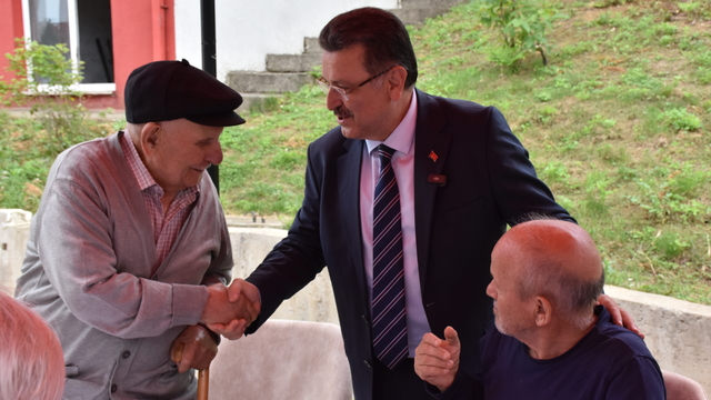 Trabzon Büyükşehir Belediye Başkanı Genç, huzurevi sakinleriyle bir araya geldi