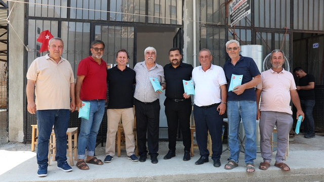 Gülnar'da Babalar Günü dolayısıyla esnafa kravat hediye edildi