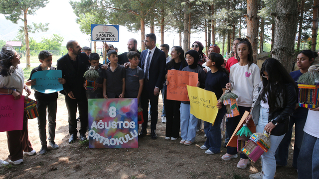 Bitlis'te öğrenciler atık malzemelerden yaptıkları kuş yuvalarını ağaçlara astı