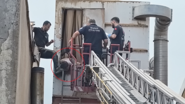 Temizlemeye girdiği talaş emme makinesine sıkışan işçiyi itfaiye kurtardı