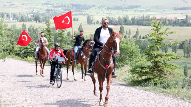 Şehitler için gazeteci Hasan Tahsin'in mezarından Nene Hatun'un kabrine kadar pedal çevirdi