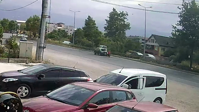 Yoldan karşıya geçerken otomobil çarptı; kaza kamerada