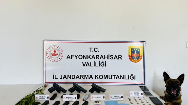 Afyonkarahisar'da uyuşturucu operasyonunda 4 zanlı yakalandı