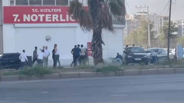 Mardin'de 2 grup arasında silah, sopa ve taşlı kavga kamerada; 4 yaralı