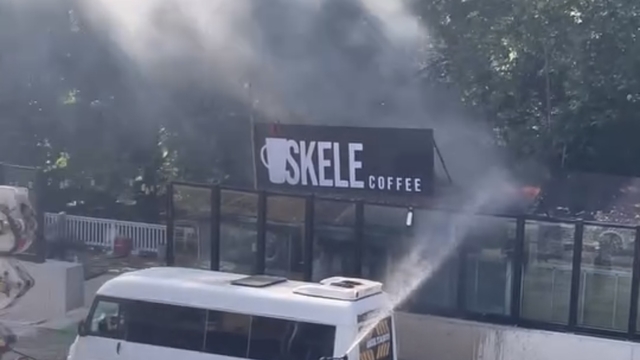 Yangın söndürme çalışmalarına polisler de hortumla müdahale etti