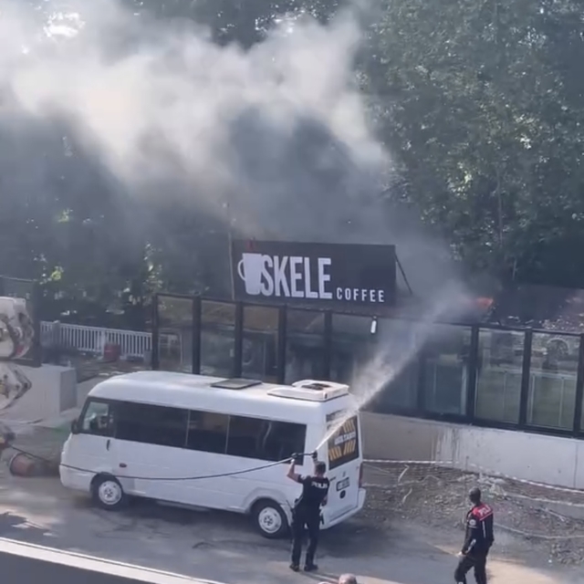 Yangın söndürme çalışmalarına polisler de hortumla müdahale etti