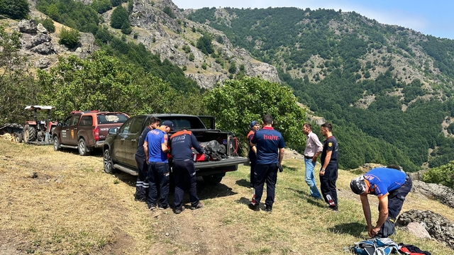 Tokat'ta kayalıklarda mahsur kalan keçileri AFAD ve itfaiye ekipleri kurtardı