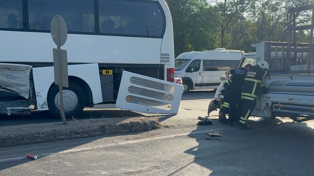 Tekirdağ'da otobüs ile kamyonetin çarpışması sonucu 2 kişi yaralandı