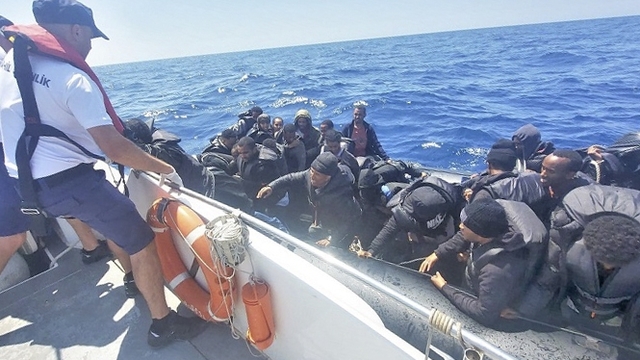 İzmir açıklarında sürüklenen lastik bottaki 47 düzensiz göçmen kurtarıldı