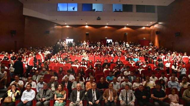 Bilecik'te öğrencilere "Eğitim Başarı Ödülü" verildi