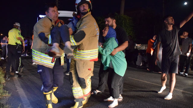Manisa'da işçi servisinin park halindeki tıra çarptığı kazada 20 kişi yaralandı