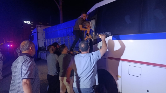 İşçi servis minibüsü, park halindeki TIR'a çarptı: 5'i ağır, 20 yaralı