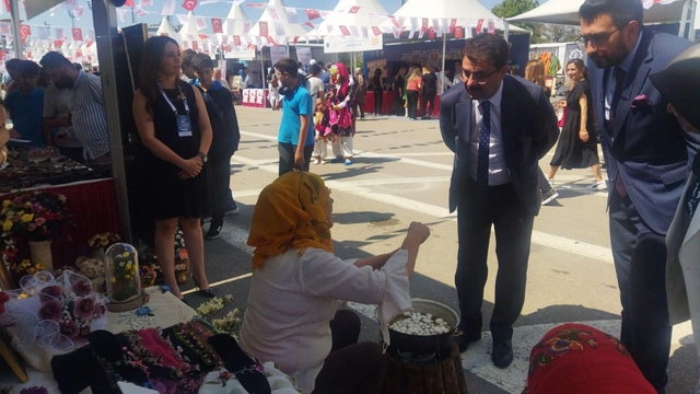 Ankara'daki festivalde ipek iğne oyaları tanıtıldı