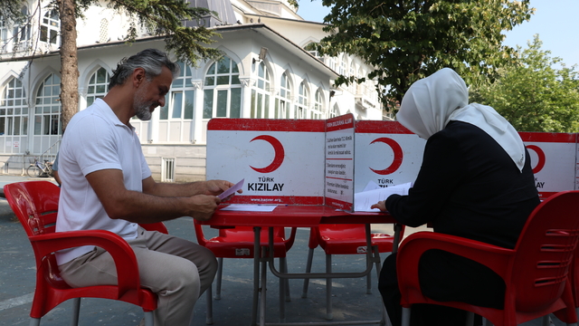 Hastalara umut olan abla kardeş, kan bağışında birbiriyle yarışıyor