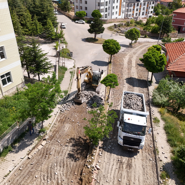 Akdağmadeni'nde sıcak asfalt çalışmaları başladı