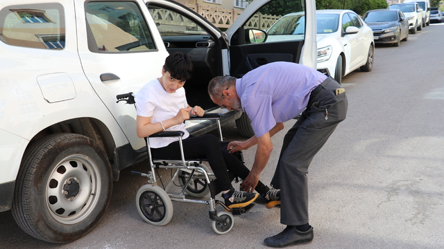 Fedakar baba, hayatını serebral palsili kızına adadı