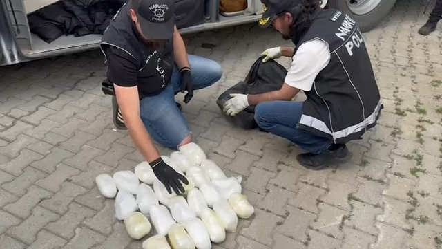 Yolcu valizinden 13 kilo metamfetamin çıktı