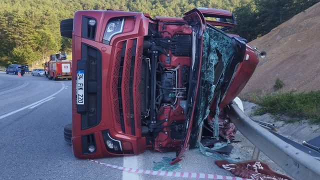 Sakarya'da devrilen tırın sürücüsü yaralandı