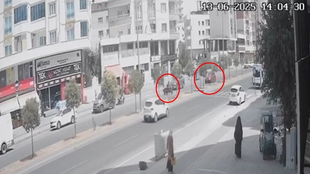 Otomobil, yaya geçidinden geçen motosiklete çarptı; kaza kamerada