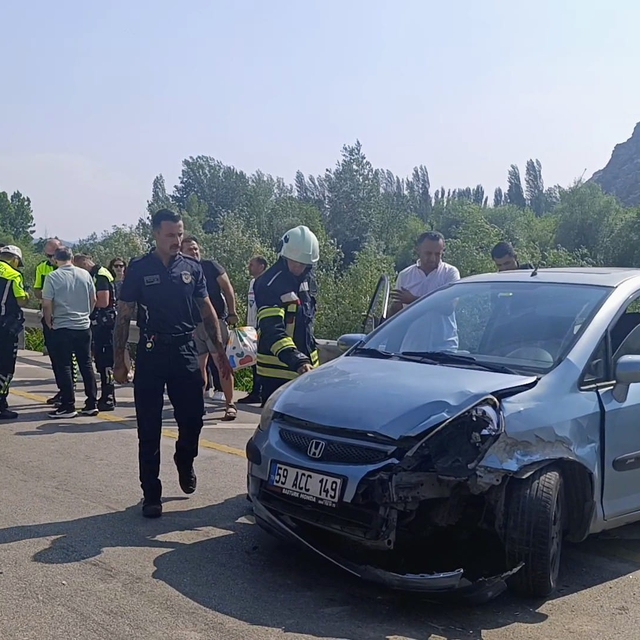 Amasya'da otomobil, demir bariyerlere çarptı: 4 yaralı