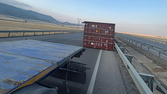 TIR'ın dorsesindeki konteyner, yola devrildi