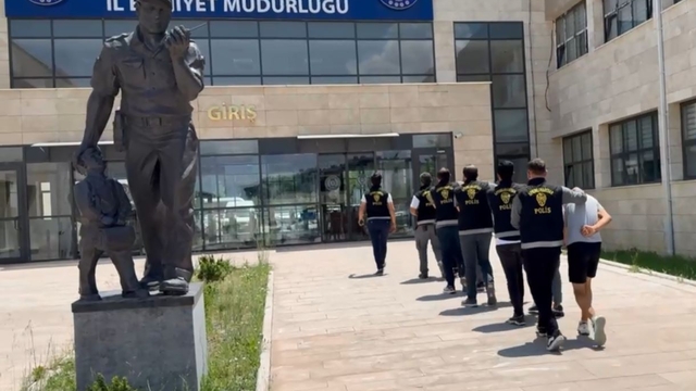 Afyonkarahisar'da kablo hırsızlığı yaptıkları iddiasıyla 5 zanlı tutuklandı