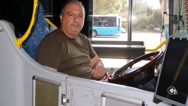 Otobüsünde unutulan 10 bin liranın bulunduğu çantayı yetkililere teslim etti