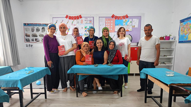 Veliler, çocuklarının sırasında kitap okuyor