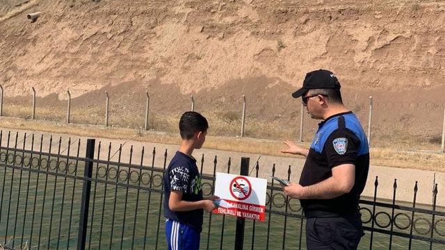 Batman'da polis ekipleri boğulmalara karşı broşür dağıttı