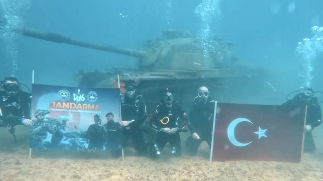 Saros Körfezi'nde batık tanka dalış yapan jandarma ekibi su altında pankart açtı