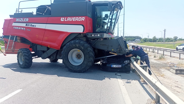 Balıkesir'de biçerdöverle çarpışan otomobildeki 2 kişi yaralandı