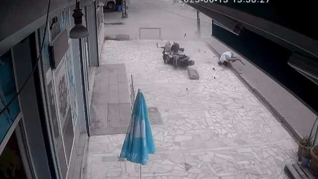 Otomobilin çarptığı motosikletin savrulduğu anlar kamerada