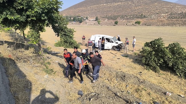 Kırıkhan'da devrilen hafif ticari araçtaki 2 kişi yaralandı