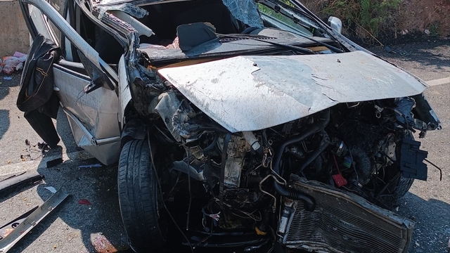 Çalışma yapılan yolda karşı şeride geçen otomobil, minibüsle çarpıştı; 7 yaralı